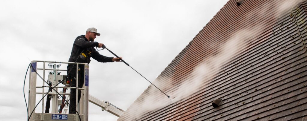 Ontmossen van daken via stoomreiniging en anti mos behandeling - VBM CLEAN - producten ontmossen dak